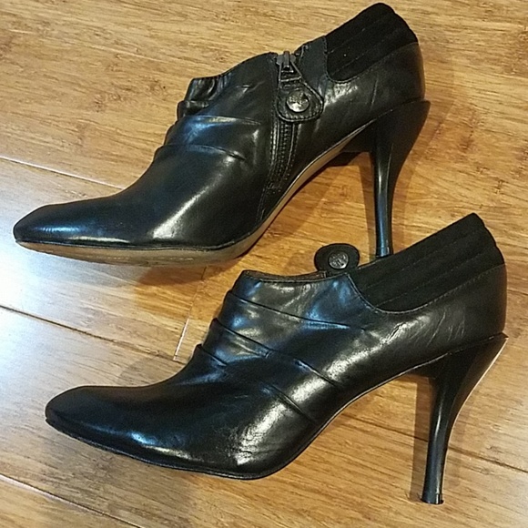MODERN VINTAGE size 8 black buttery leather bootie 3.5” heel with side zip. - Picture 3 of 8